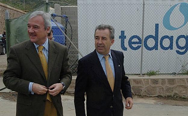 El expresidente regional Ramón Luis Valcárcel y el exconsejero Antonio Cerdá, durante una visita en 2007 a la unidad de potabilización de la planta de Escombreras que promovió el Ente Público del Agua. 