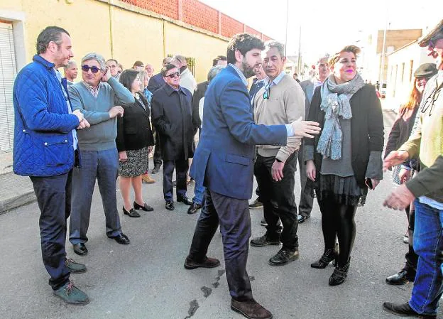 López Miras saluda, ayer, a un vecino de Pozo Estrecho, entre Segado y Arroyo.