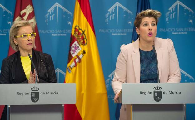 Noelia Arroyo (derecha) durante el Consejo de Gobierno. 