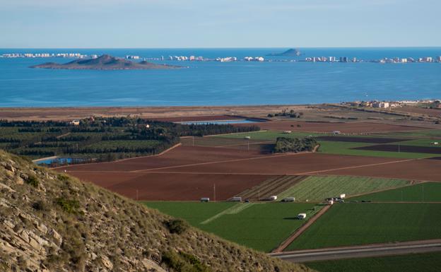 Panorámica del Mar Menor junto a explotaciones agrarias. 