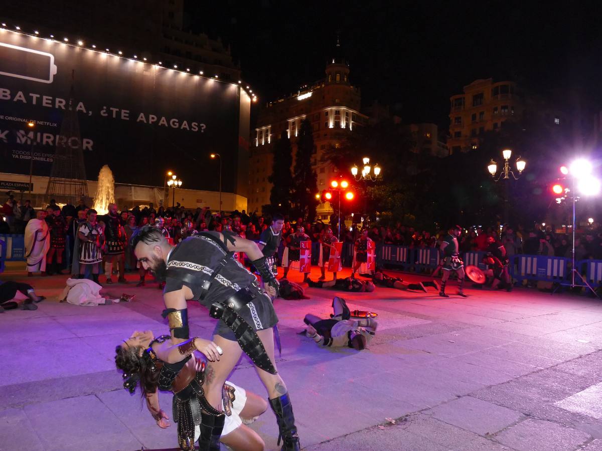 Más de un centenar de personas recrean una de las batallas de las fiestas