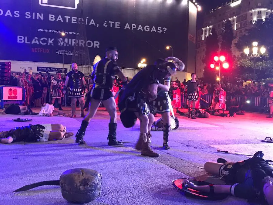 Más de un centenar de personas recrean una de las batallas de las fiestas