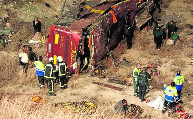 Miembros de los servicios de emergencias, heridos y víctimas, junto al autobús accidentado el 8 de noviembre de 2014.