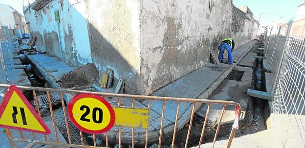 Un obrero trabaja en la instalación del nuevo alumbrado de la calle Roldán de La Puebla.