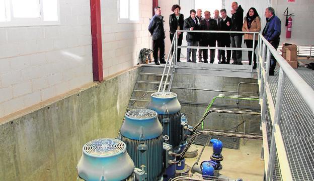 Los agricultores enseñan a la alcaldesa y al consejero sus instalaciones de riego en la Cañada de Alba.