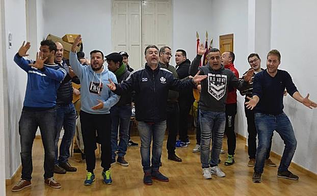 Imagen principal - Un ensayo de la chirigota de Beniaján. 