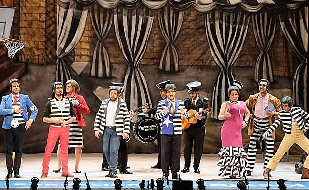 Los componentes de la chirigota de Beniaján, durante el festival de Cádiz de este año. 