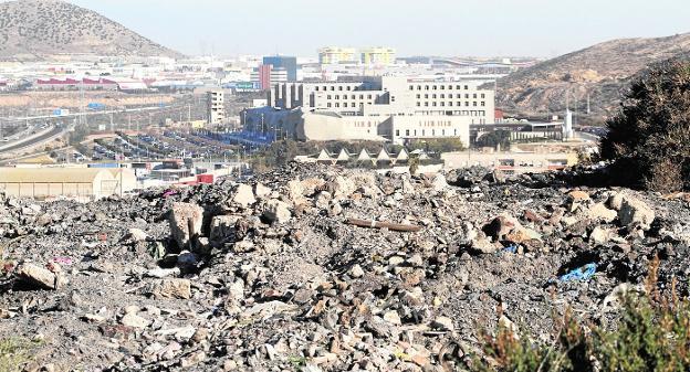 Residuos de obra en el monte San Julián, con el Hospital Santa Lucía justamente detrás.