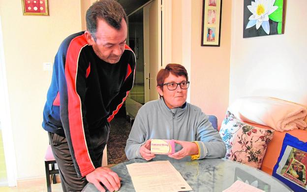 María Teresa, junto a su marido, mostrando una caja de Lixiana, el medicamento que no le financia la Seguridad Social.
