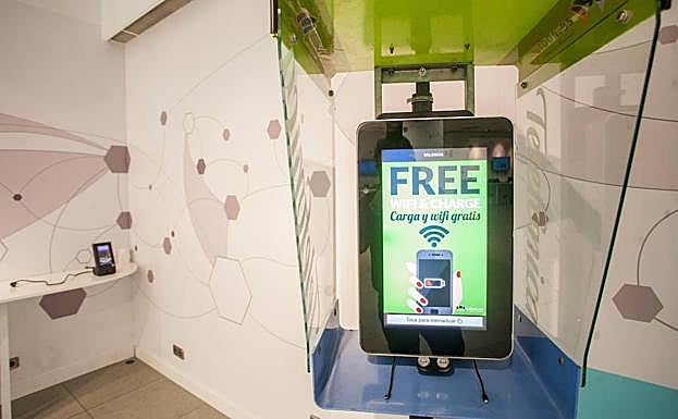 Prototipo de la cabina 'Sport-street', en el centro de innovación de Telefónica en Valencia. 