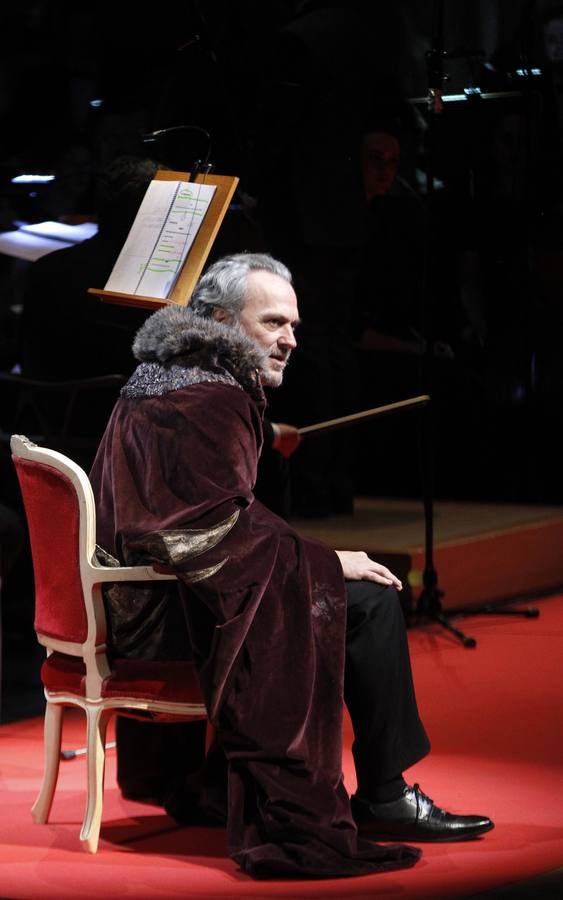 El actor da vida al zar ruso en el concierto que la Orquesta Filarmónica de Novosibirsk ofreció en el auditorio murciano