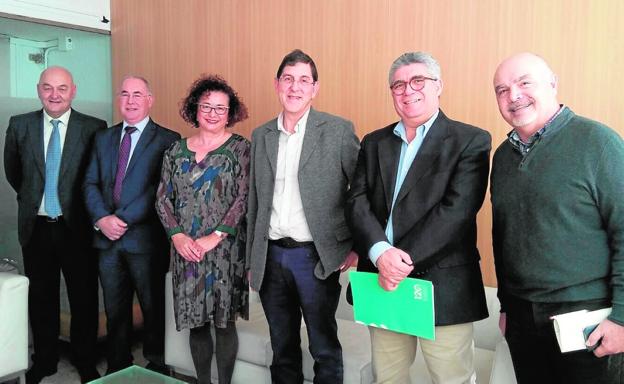 Pablo Alarcón, Francisco Miralles, Isabel Montoya, Manuel Villegas, Clemente Casado y Roque Martínez, ayer en la sede de la Consejería de Salud.