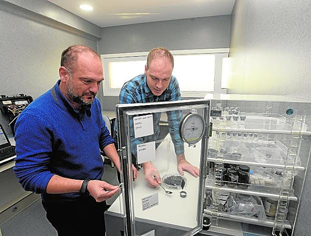 Juan Antonio Campillo y Juan Santos seleccionan muestras de tejido de mejillón en uno de los laboratorios del Oceanográfico.