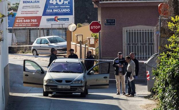 El coche donde se ha encontrado el cadaver en el carril de los Márquez, en Beniaján.