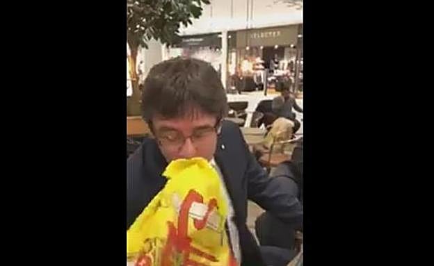 Puigdemont besa la bandera de España en Copenhague