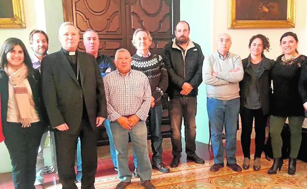 El obispo Lorca Planes, ayer, con un grupo de periodistas. 