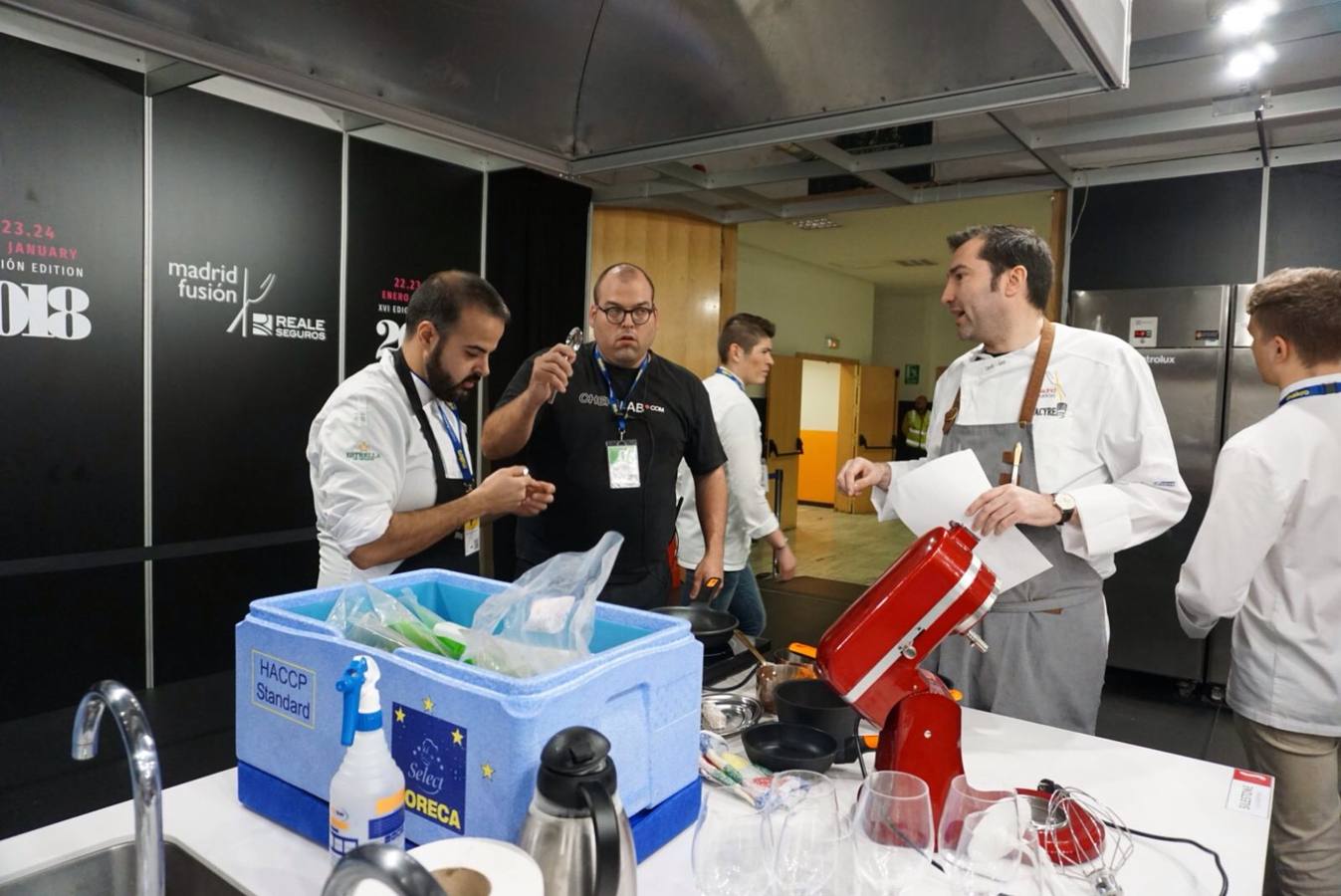 El cocinero presenta en el escenario principal del certamen gastronómico Reale Seguros Madrid Fusión cuatro platos con el cerdo como protagonista