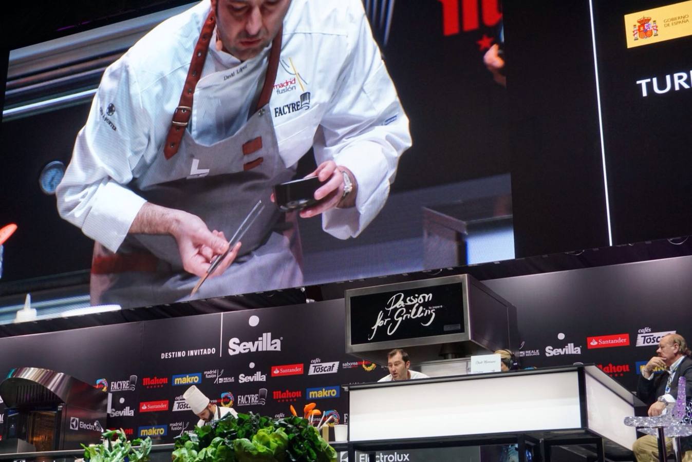 El cocinero presenta en el escenario principal del certamen gastronómico Reale Seguros Madrid Fusión cuatro platos con el cerdo como protagonista
