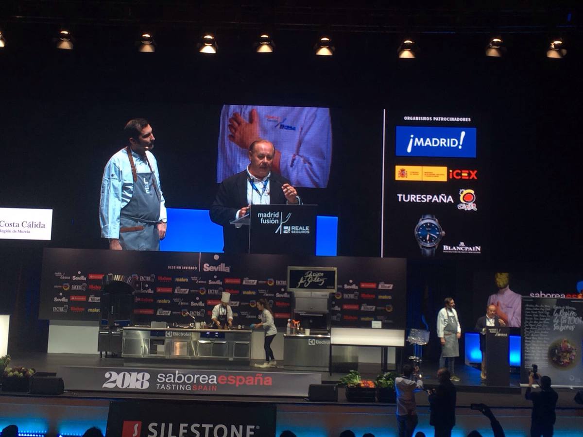 El cocinero presenta en el escenario principal del certamen gastronómico Reale Seguros Madrid Fusión cuatro platos con el cerdo como protagonista