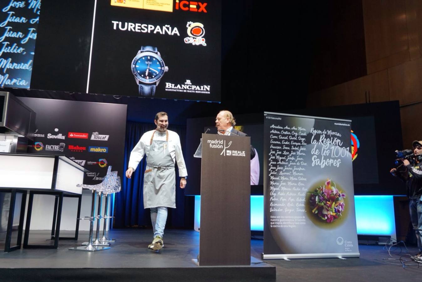 El cocinero presenta en el escenario principal del certamen gastronómico Reale Seguros Madrid Fusión cuatro platos con el cerdo como protagonista