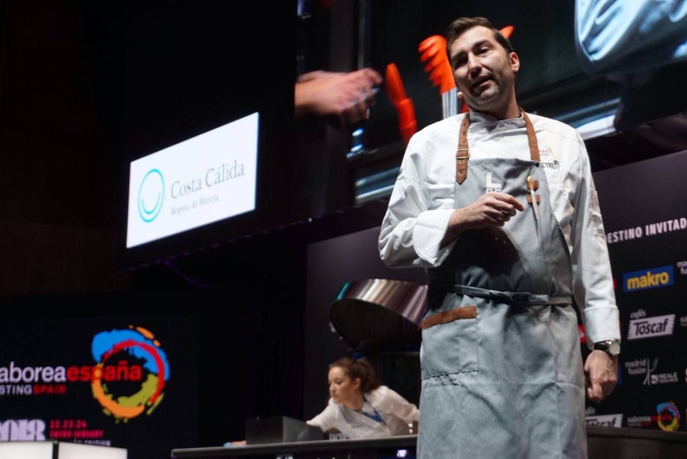 El cocinero presenta en el escenario principal del certamen gastronómico Reale Seguros Madrid Fusión cuatro platos con el cerdo como protagonista