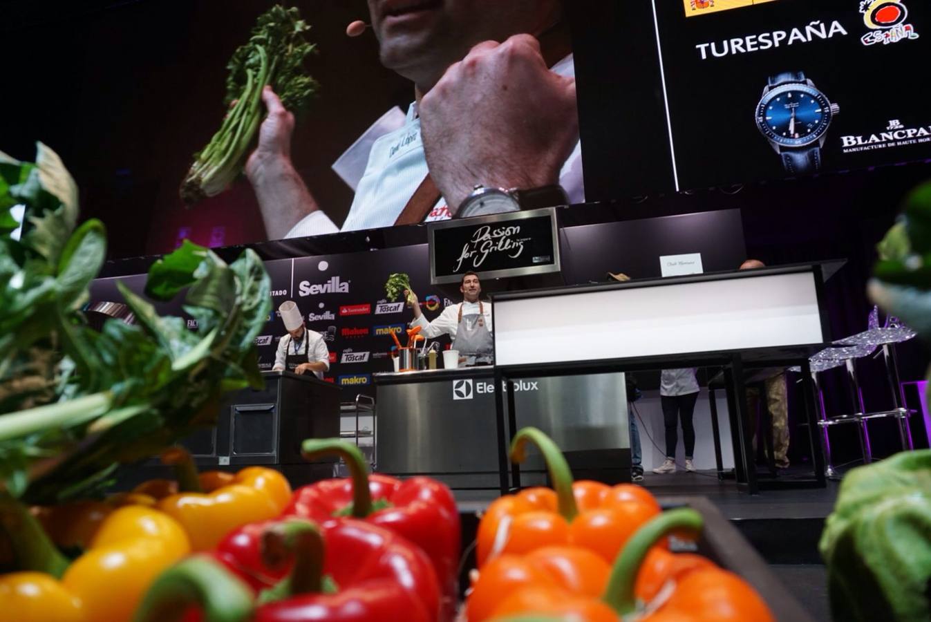 El cocinero presenta en el escenario principal del certamen gastronómico Reale Seguros Madrid Fusión cuatro platos con el cerdo como protagonista