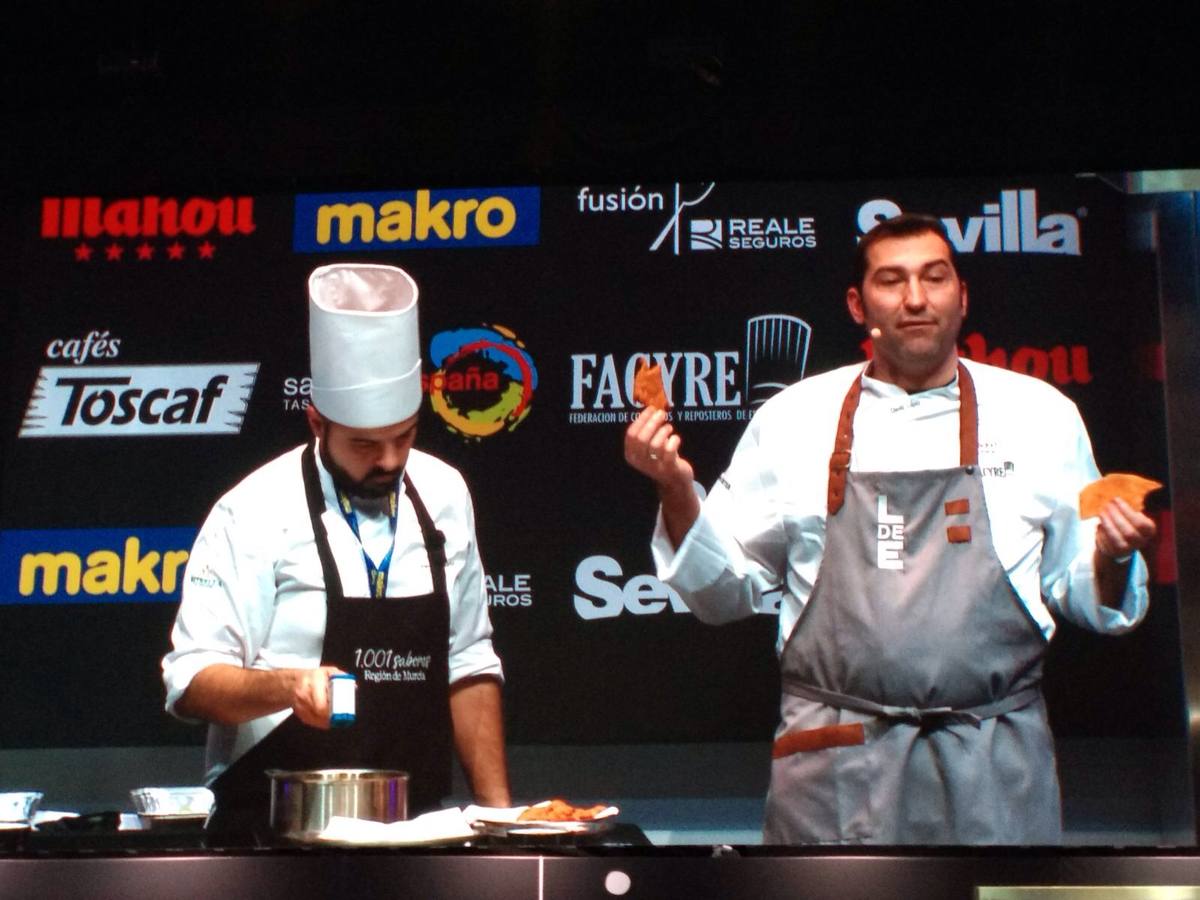 El cocinero presenta en el escenario principal del certamen gastronómico Reale Seguros Madrid Fusión cuatro platos con el cerdo como protagonista