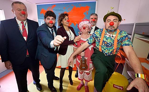 Bernabé, López Miras y Montserrat, junto a los payasos de Pupaclown, este jueves en La Arrixaca.