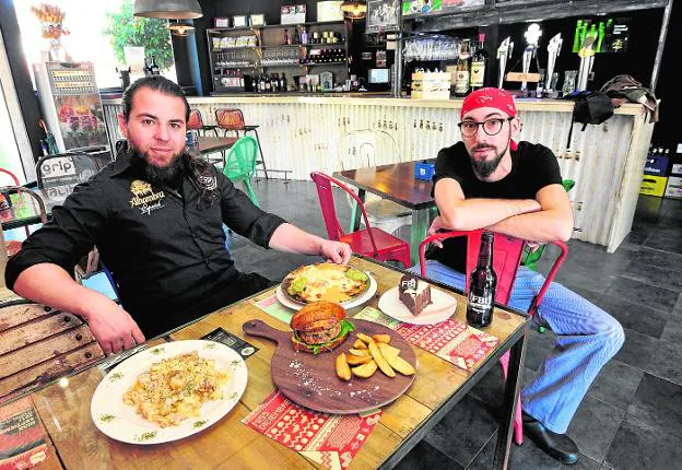 Fran Guerrero y Samuel Casas, en el comedor de FBI.