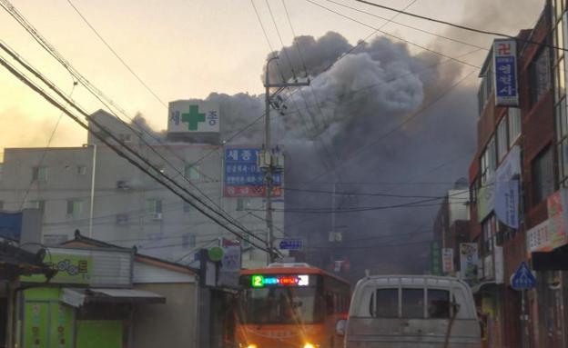 Imagen principal - Más de 40 personas han fallecido en el incendio.