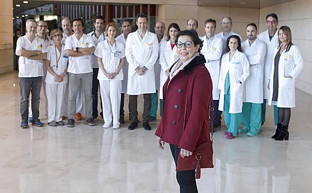 Piedad Salmerón con el equipo de trasplante cardíaco y de la UCI de La Arrixaca.