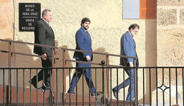 Francisco Bernabé, Fernando López Miras y Mariano Rajoy, durante la visita al Santuario de la Vera Cruz el 27 de diciembre.