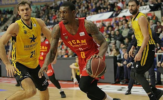 Ovie Soko avanza con el balón en una acción ante el Iberostar Tenerife.