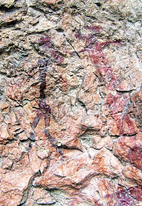 Abrigo del Milano. Mula. Ubicación: Cerro Rodero. Estilo: Levantino y esquemático (6.000-4.000 aC). Destaca por: Ser un gran abrigo casi esférico cubierto de pinturas. Las levantinas están en una hornacina más exterior.