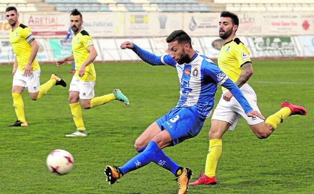 Sergio Rodríguez golpea la pelota, ayer, en el Artés.