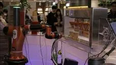 Un camarero robot comienza a servir cafés en Tokio