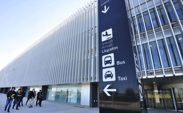 Zona de llegadas del aeropuerto de Corvera, con la señalización para los autobuses y taxis que prestarán servicio.