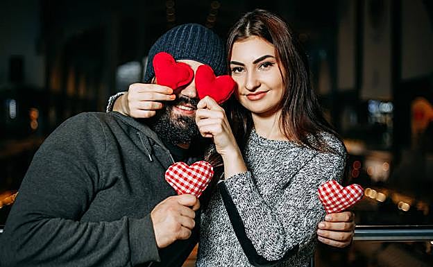 Unos novios celebran el día de San Valentín.
