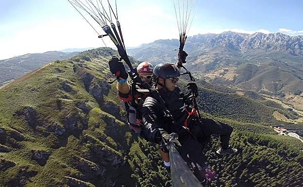 Vuelo biplaza en parapente.
