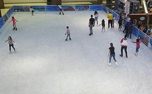 Varios patinadores disfrutan de la pista de hielo de El Tiro.