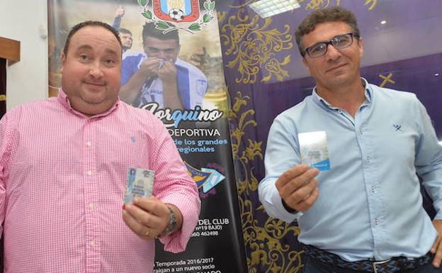 Joaquín Flores (i), presidente del Lorca Deportiva, y Pedro Cordero (d), director general del club, durante la campaña de abonos de la actual temporada.