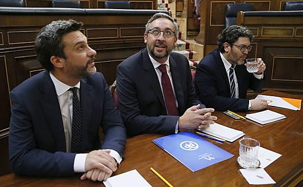 Joaquín López (i), portavoz del Grupo Parlamentario Socialista en la Asamblea Regional, Víctor Manuel Martínez (c), portavoz del PP, y Miguel Sánchez, portavoz de Ciudadanos, en una fotografía de archivo.