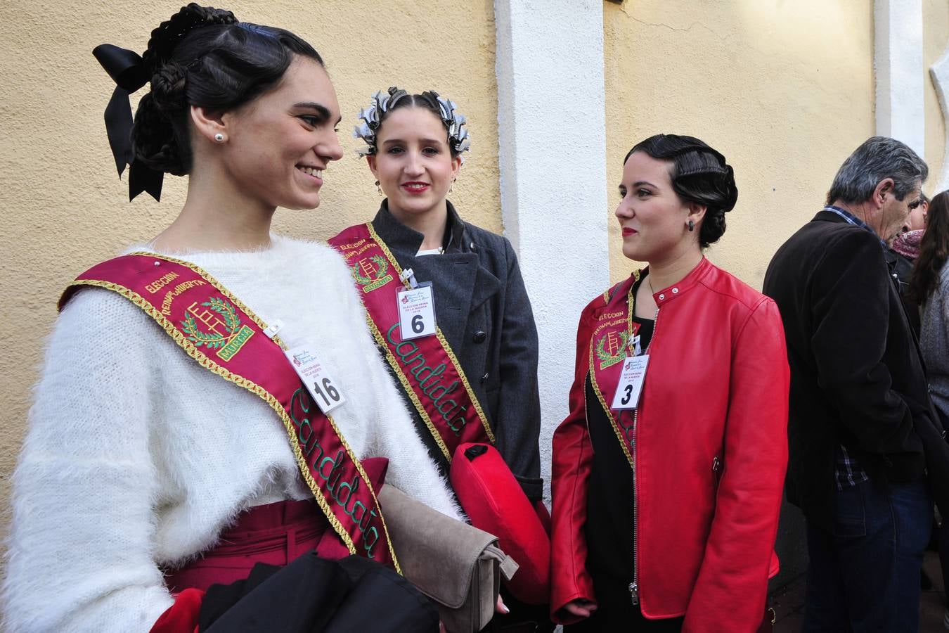 Las 20 aspirantes a Reina de la Huerta viajaron este jueves a Madrid para mostrar sus aptitudes y lucir sus trajes de gala en una convivencia