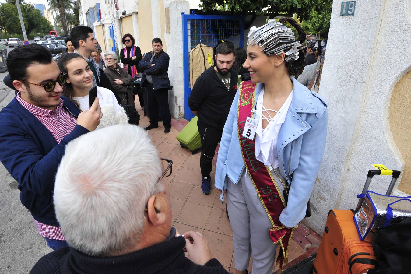 Las 20 aspirantes a Reina de la Huerta viajaron este jueves a Madrid para mostrar sus aptitudes y lucir sus trajes de gala en una convivencia