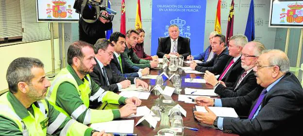 El delegado del Gobierno (c), ayer, presidiendo la reunión de la mesa de trabajo de la patronal Froet y los sindicatos.