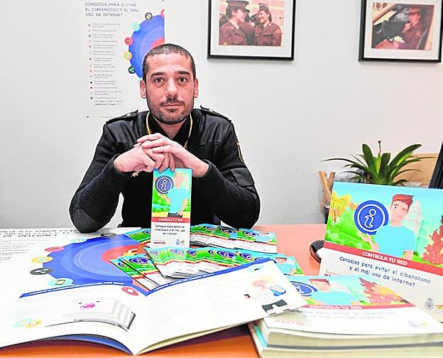 El inspector Gonzalo Álvarez de Miguel, delegado de Participación Ciudadana, con el material que se repartirá este año.