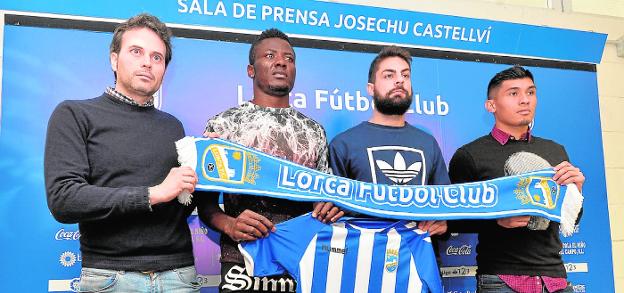 Lucas García, gerente del Lorca FC, con Bikoro, Villalibre y Fede Vega, ayer.