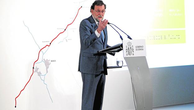 Mariano Rajoy explicó ayer las nuevas inversiones en Murcia y Alicante, con motivo del 50 aniversario del aeropuerto de El Altet.