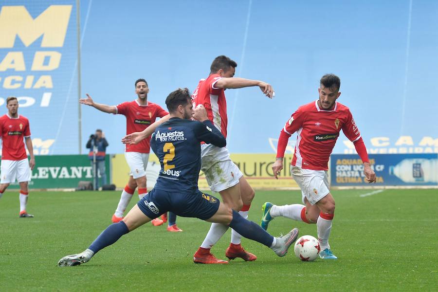 Un gol de Chrisantus en el descuento le sirve al Murcia para no irse de vacío de La Condomina, que registró un ambiente espectacular