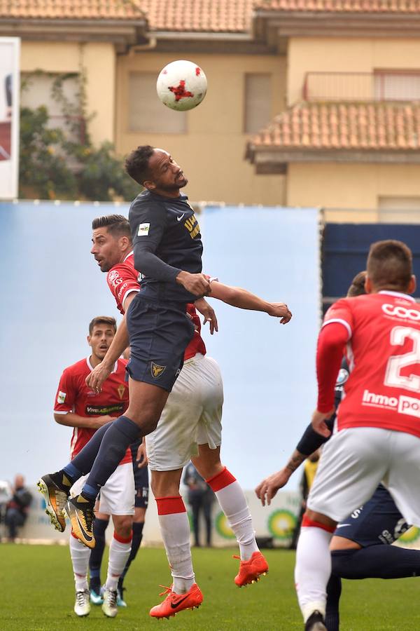 Un gol de Chrisantus en el descuento le sirve al Murcia para no irse de vacío de La Condomina, que registró un ambiente espectacular